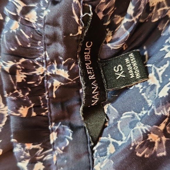 Banana Republic navy blue floral sleeveless blouse extra small - Picture 6 of 9